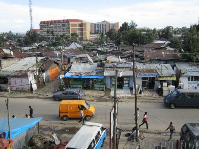 Addis Abeban hökkeleitä.
