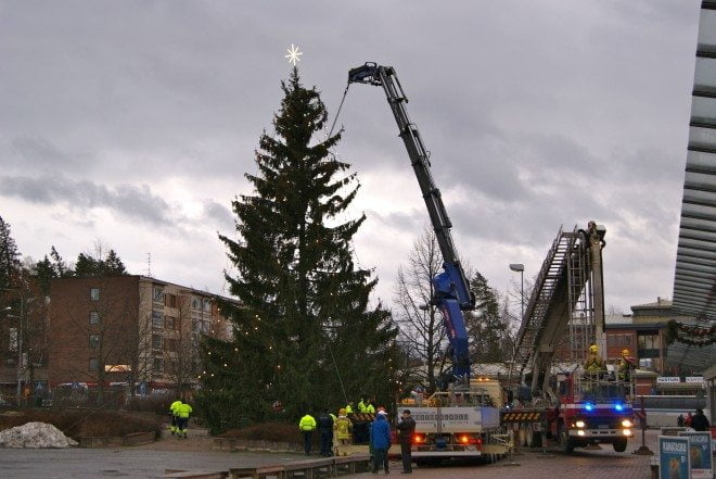 Joulukuusta olivat suoristamassa muun muassa pelastuslaitos ja Sastamalan kaupungin miehet.
