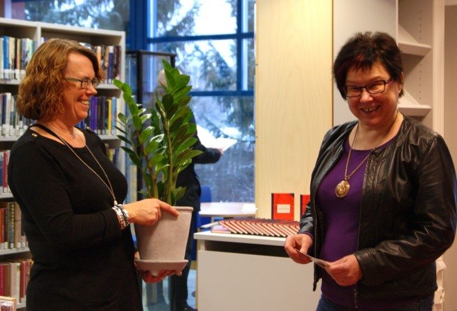Kulttuurijohtaja Arja Valtonen oli ensimmäisten joukossa toivottamassa onnea uudelle kirjastolle. Mukanaan hän toi viherkasvin, sillä vanhat eivät Äetsä-talolta Puuhalaan muuttaneet.