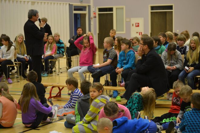Stormin koululaisten ja Turun piispan Kaarlo Kallialan kohtaaminen sujui luontevasti ja lämpimästi. Sastamalan kirkkoherra Ari Paavilainen (oik.) piti kyselytunnin aluksi lapsille kodikkaan hartauksen.