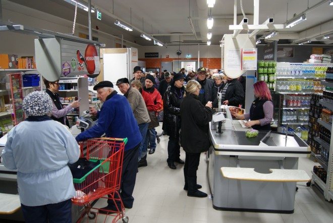 Kassalle päästäkseen ehti kuluttaa hyvän tovin uutta myymälää ihaillen.
