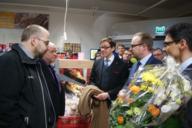 Sastamalan kaupungin onnittelut kauppiaille toivat Sastamalan Seudun Yrityspalvelun toimitusjohtaja Mikko Nieminen (oik.), kaupunginjohtaja Jarkko Malmerg ja kaupunginhallituksen puheenjohtaja Jari Andersson, joka antoi veljeksille kehuja luovasta hulluudesta.