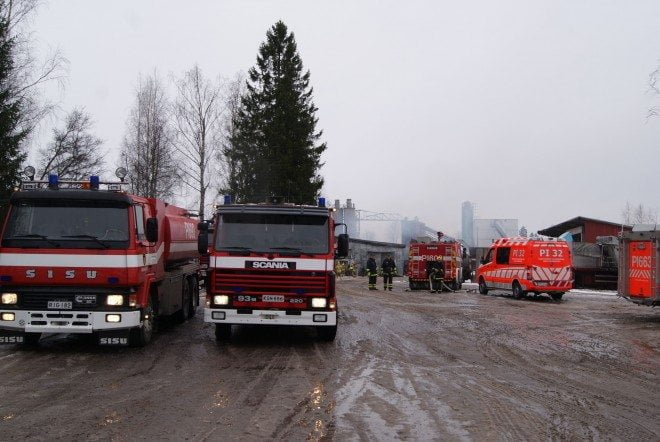 Betonitehtaan paloa oli sammuttamassa parhaimmillaan parisenkymmentä pelastuslaitoksen yksikköä. Kuva: Pauliina Vilenius.