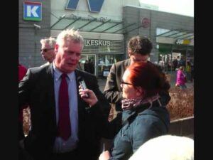 Antti Rinteen kommentti Vammalan torilla 10.4.2015 (Nostokuva)