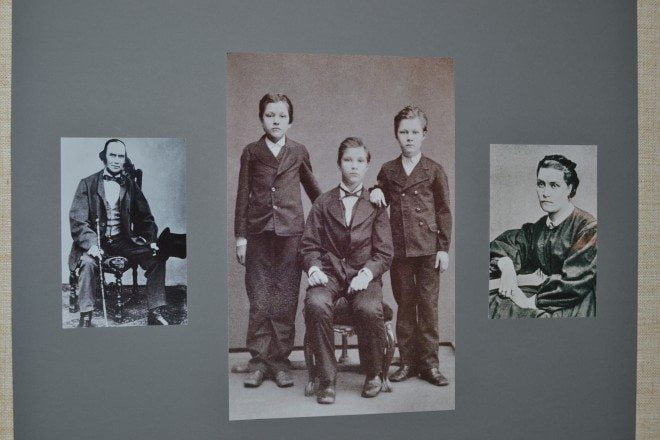 Kruunun Tyrvään nimismies ja kasööri Peter Wilhelm Gallén oli ankara mutta oikeamielinen. Äiti-Mathilda oli taiteellinen ja innokas puutarhanhoitaja. Akseli-poika seisoo pojista vasemmalla.