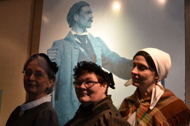 Sastamalan oppaat antoivat juhlassa näytelmällisen esityksen Gallénin perheen arjesta. Vasemmalla Akselin Mathilda-äiti, keskellä kertoja (Marjatta Karimäki) ja oikealla Ruusa-piika (Leena Myllyniemi).