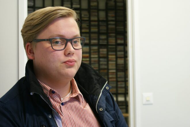 Keskustan rivit ovat rakoilleet lukioasiassa. Lautakunnassa puolueen Ilkka Ekojärvi esitti, että lukiokoulutus taataan Mouhijärvellä ja Äetsässä niin, että nykyiset oppilaat voivat käydä opintonsa loppuun 2017. Kaupunginhallituksessa vastaavan esityksen teki vasemmistoliiton Leena Saarela. Häntä kannatti keskustan Taina Niemi. Pertti Hakanen ja Pauli Mäkelä sen sijaan tukivat kaupunginjohtajan esitystä. Aleksi Sandroos ei ota kantaa keskustan politiikkaan, vaan haluaa vedota valtuutettuihin entisen lukioaktiivin roolissa.