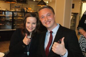 Jenni Jokinen ja Ilmari Nurminen iloisissa tunnelmissa.