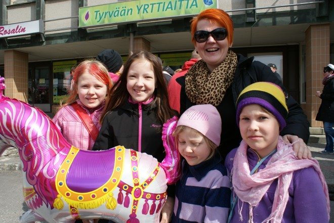 Veera Vedenpää, Lotta, Nana ja Netta Vierula sekä Maija Saarela tapasivat vapputapahtumassa tuttuja ja kavereita.