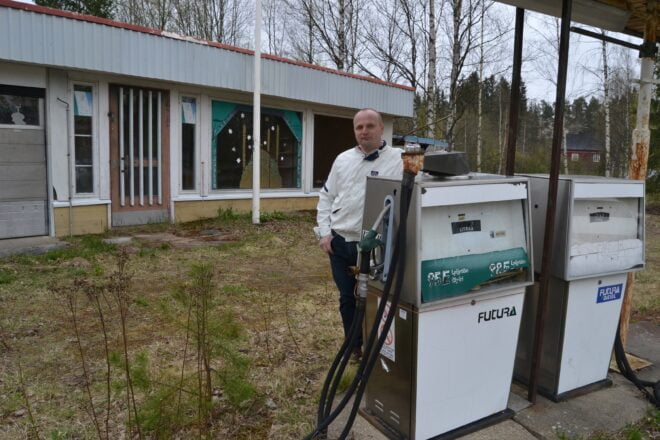”Karkun rapistunut huoltoasema vastapäätä kirjastoa kylän paraatipaikalla kunnostetaan vihdoin. Sen takana on kiinteistön perinyt, kangasalalainen Tommi Petäjä.
