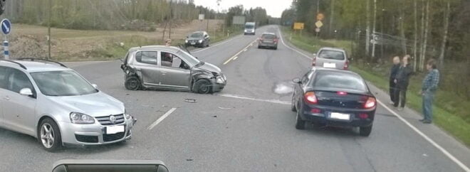 Kolme henkilöautoa kolaroi Raskalantien risteyksesssä Huittisissa perjantaina iltapäivällä. Kuva Jukka Salo.