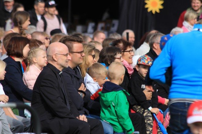 Avajaiset järjestettiin avoimen taivaan alla, mikä toi mukanaan oman jännityksensä. Vesisateelta kuitenkin vältyttiin.
