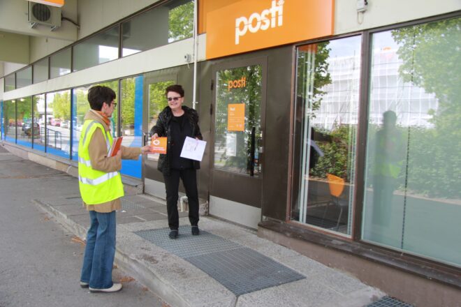 PAU:lla on käynnissä Pelastetaan Sinun Postisi!- kampanja, jossa vedotaan sekä Postin asiakkaisiin että päättäjiin oman paikkakunnan postipalvelujen pelastamiseksi. Eilen kampanjoitiin Sastamalassa. Postissa asioilla käynyt kirjakauppias Sirkka-Liisa Leino oli järkyttynyt kuultuaan, että myös Sastamalan posti on oletettavasti lakkautettavien joukossa. "Postista on aina saanut todella hyvää palvelua ja opastusta. Jos Sastamalan posti loppuu, niin erityisesti ulkomaille lähtevien pakettien lähettäminen huolestuttaa, niiden kanssa olemme aina tarvinneet asiantuntija-apua", hän pohti.