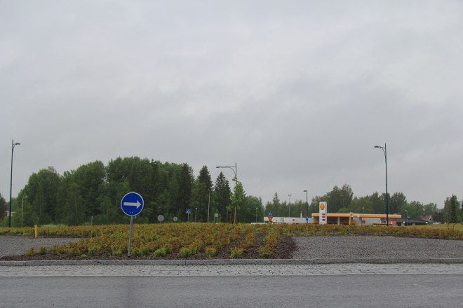 Keskiviikkoaamuna liittymän keskusta oli siistiytynyt huomattavasti. Mutta kaipaako se näyttävää monumenttia? Kuva: Laura Haavisto.