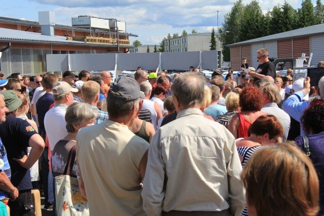 Säästömarketin takapihalla vallitsi tiivis tunnelma.