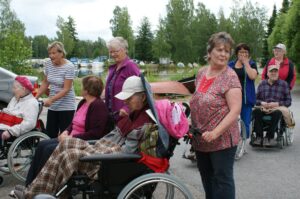 Vammalan Avantouimarit toivat piristystä Hopun palvelukeskuksen asukkaiden arkeen.