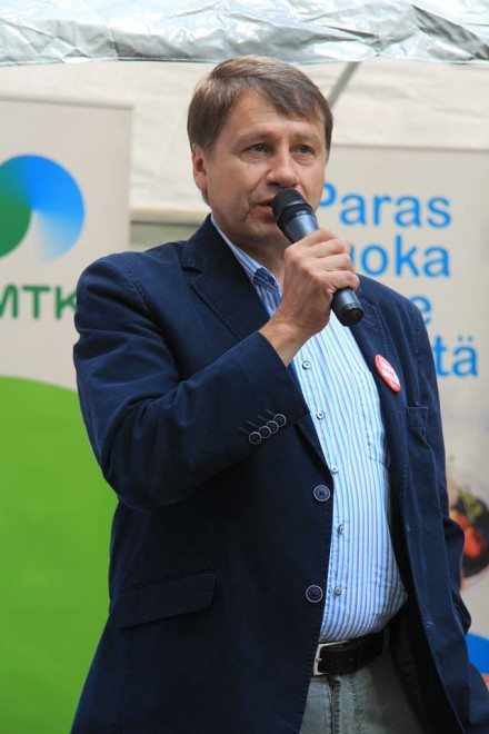 Kaupunginjohtaja Jyrki Peltomaa avasi Suomi Areenan Huittisissa.