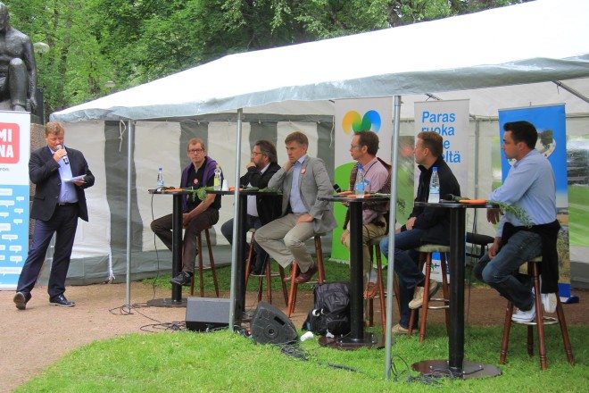 Kotimaisesta ruoasta keskustelivat Jukka Tuori, Seppo Korpela, Juha Marttila, Kari Tiilikkala, Juha Peltola ja Juha Tenho. Keskustelun juonsi Jouni Kemppainen.