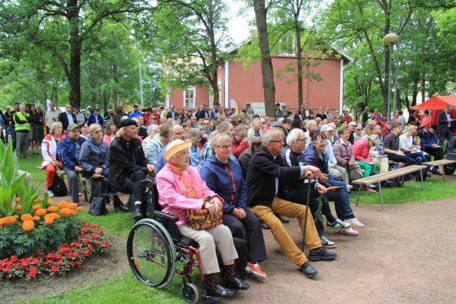 Keskustelu kotimaisesta ruoantuotannosta keräsi paljon kuulijoita.