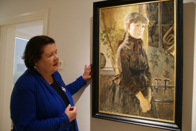 Marja-Liisa Rönkkö ja arvoituksellinen, ristiriitojen repimä Viola. Isokokoinen, kuva Viola-sisaresta on maalattu 1880-luvun puolimaissa. Viola oli myös taiteellisesti lahjakas ja kävi Taideteollisuusyhdistyksen veistokoulua.