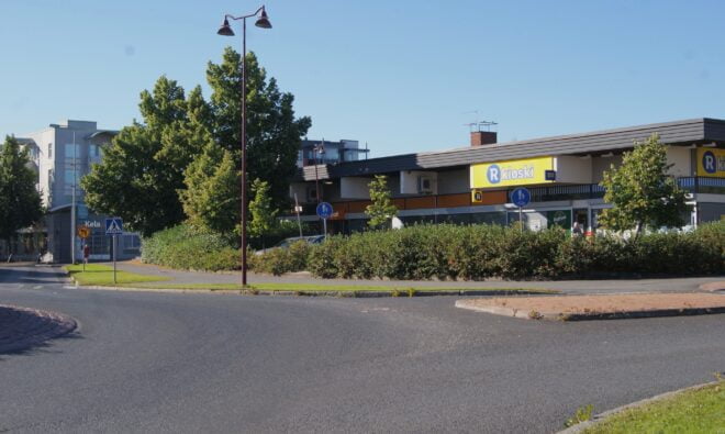 Näkymä ESP:n kulmalta kohti keskustaa osoittaa, että Postia ja Neon Sportia on vaikea havaita rönsyilevien pensaiden takaa. Liikkuvasta autosta niiden havaitseminen käy vieläkin hankalammaksi.