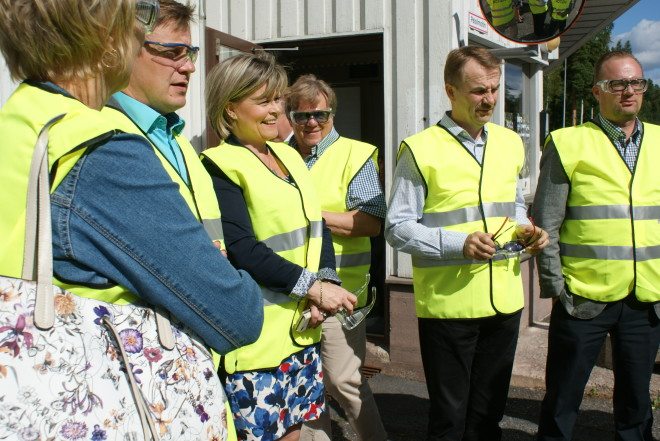 Myös Sari Tanus (kd), Mikko Alatalo (kesk), Arto Pirttilahti (kesk) ja Sastamalan kaupunginjohtaja Jarkko Malmberg iloitsivat myönteisistä yritysuutisista.