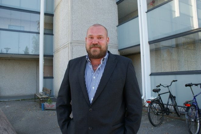 Puistonlaita Oy:n toimitusjohtaja Tuomas Jounila toivottaa pian turvapaikanhakijat tervetulleiksi Huittisiin. Huhkolantien asumis- ja kuntoutumisyksikössä asuu tällä hetkellä muutamia mielenterveyskuntoutujia, joille tarjotaan asuntoa muualta.