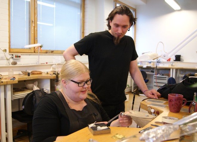 Vuoden nuori korutaiteilija Jenna Salmela ja toiseksi sijoittunut Riku Korkee opiskelevat Tyrvään käsi- ja taideteollisuusoppilaitoksessa Vammalassa.