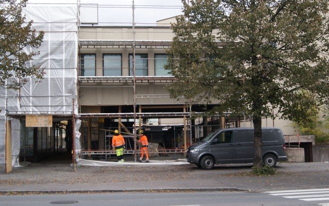 Kassantalon uudistunut julkisivu paljastuu vähitellen muovien alta. Hommissa Kimmo Pietilä ja Marko Inkinen.