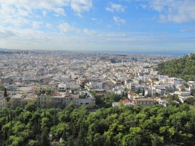 Akropolis-kukkulalta aukeaa näkymä Ateenan kaupunkiin. Kuva: Kirsti Lahti.