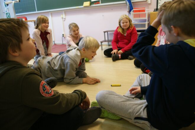 3. - 4. -luokan matematiikan oppitunti Kaukolan koulussa. Kertotaulun hieman vapaamuotoisempaa kertausta.