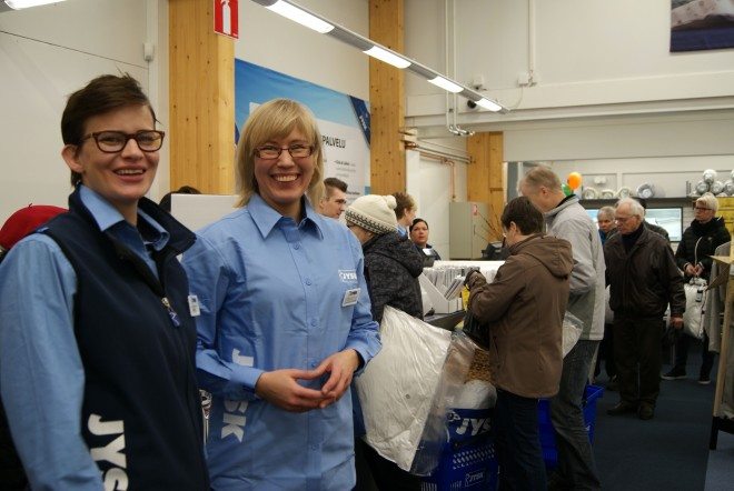 Jysk Sastamalan myynti- ja palveluvastaava Liisa Vasanko ja aluepäällikkö Marika Kontola jaksavat hymyillä kiireen keskellä. "Meillä on ihan huippufiilis."