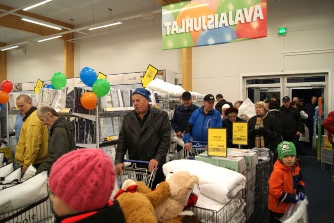 Uteliaisuus, ilmaiset tyynyt ja avajaistarjoukset saivat väen liikkeelle.