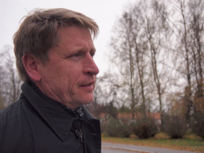Pekka Kares korostaa valmistelevansa asioita vastuullisena viranhaltijana. Jos valtuusto päättää tehdä muutoksia budjettiin ja esittää esimerkiksi lisämäärärahoja läntisen alueen koulukiinteistöjen tulevien vuosien remontteihin ja perusopetuksen järjestämiseen, voi hän laatia tyystin toisenlaisia esityksiä, kuin mitä nyt on odotettavissa.