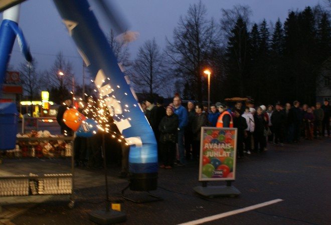 Myymälän oven taakse kertyi aamuhämärässä melkoinen jono.