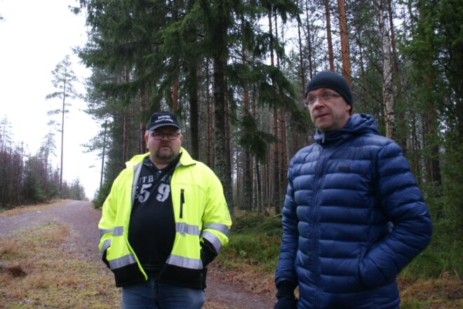 Heikki Järvensivun (vas) ja Jari Ahon mukaan Lousajan kuntoradalla tehty ilkivalta on aiheuttanut mielipahaa niin lenkkeilijöille kuin kaupungin työntekijöillekin