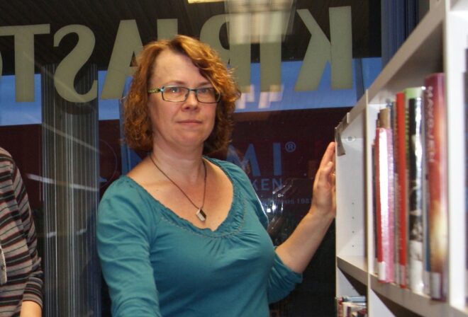 Päivi Mäki-Kerttula Äetsän kirjaston muuttopuuhissa joulukuussa 2014. Kuva: Pauliina Vilenius
