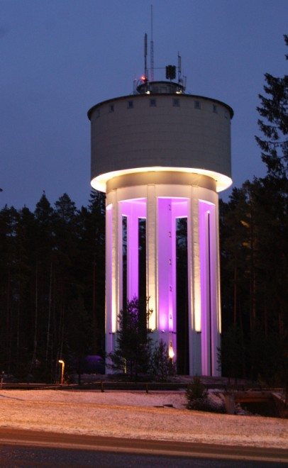 Violetin sävyjä aamuhämärässä.