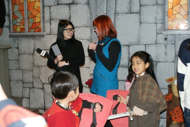 Ohjaaja Vivian Zhang ja Herra Hakkaraisen talon Reija Peuraniemi juttusilla.
