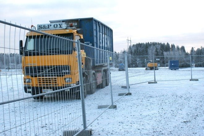 Paukkupanen karsi uteliaat katsojat rakennustyömaan aidan takaa. Hankkeen vastaavana mestarina häärävään sastamalalaisen Jouni Kotilahden mukaan sivustaseuraajia oli paikalla maanantaina.