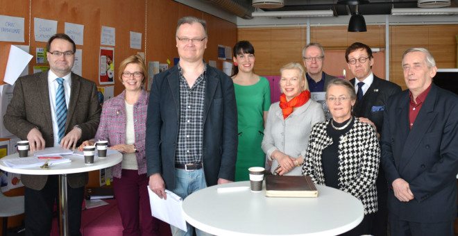 Säätiön hallitusta vasemmalta lukien: Matti Posio, Annamari Arrakoski-Engardt, Jukka-Pekka Palviainen, Vilja Pylsy, Pirjo Hiidenmaa, Toimi Jaatinen, Jari Andersson ja Hannu Nikkilä. Kuvan oikeassa alareunassa säätiön asiamies, Suomen kirjainstituutin toiminnanjohtaja ja museonjohtaja Leena Aaltonen.