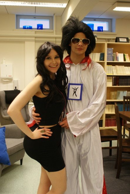 Äetsän Sarkia-lukion penkkariteemana oli julkisuuden henkilöt. Kuvassa Kim Kardashian ( Miisa Yli-Hongisto) ja Elvis (Jerry Koivuniemi)