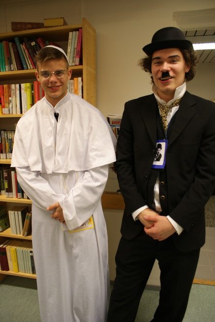 Äetsän koululla tavattiin myös Paavi (Jimi Koivuniemi) ja Charlie Chaplin (Valto Hoipo).