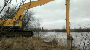 kaivuri rikkoo jäätä