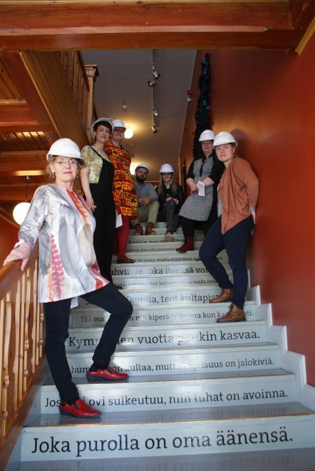 Sananlaskuviisauksien siivittämiä askeleita maailmaan (museon yläkertaan). Joukossa sananlaskuja meiltä ja muaalta, tyrvääläistäkin viisautta on tarjolla.