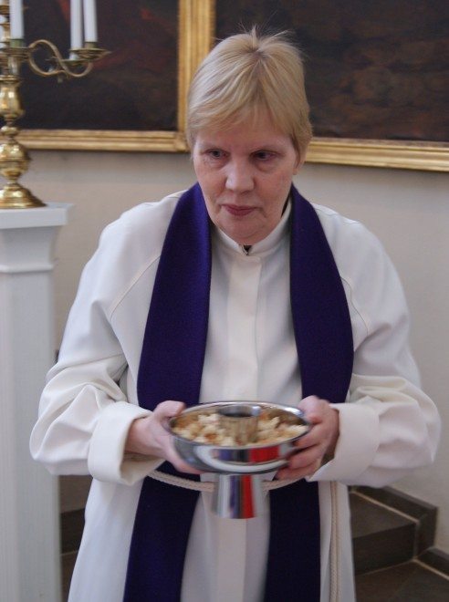 Ehtoolliskirkon toimittavat kehitysvammatyön pappi Pirjo Tuiskunen (kuvassa), pastori Auli Airas-Laitila ja kanttori Sari Mäkinen. 