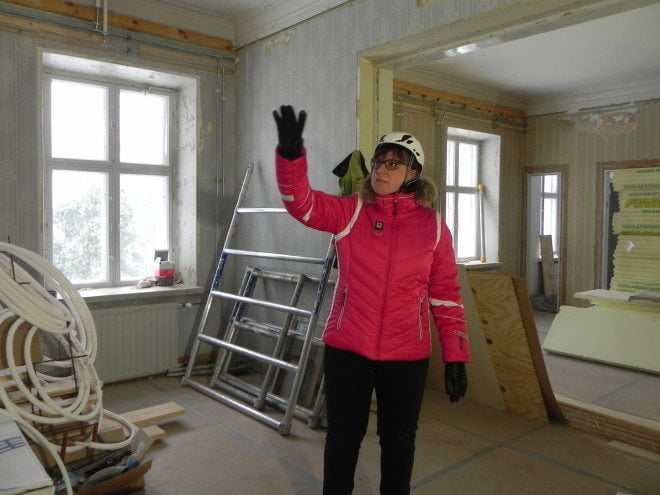 Projektipäällikkönä hankkeessa toimiva Kirsi-Marja Nieminen kertoo, että alaslasketut katot on purettu ja alkuperäiset katot korjataan.