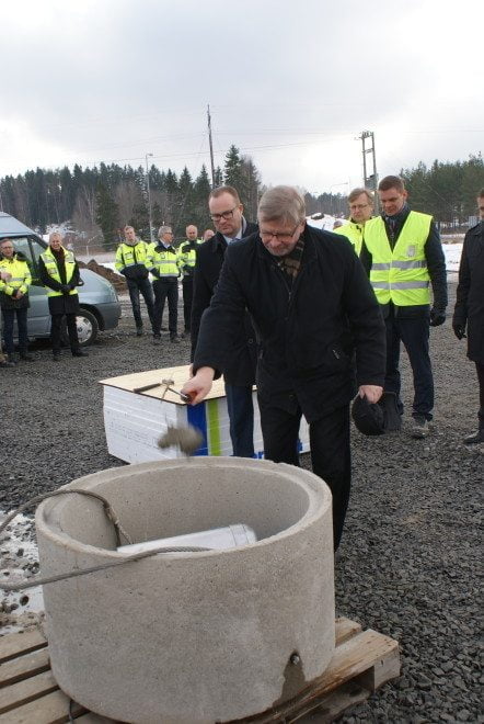 Tekninen johtaja Jorma Tuomisto laittaa laastia peruskiveen. Vuoroaan odottaa kaupunginjohtaja Jarkko Malmberg.