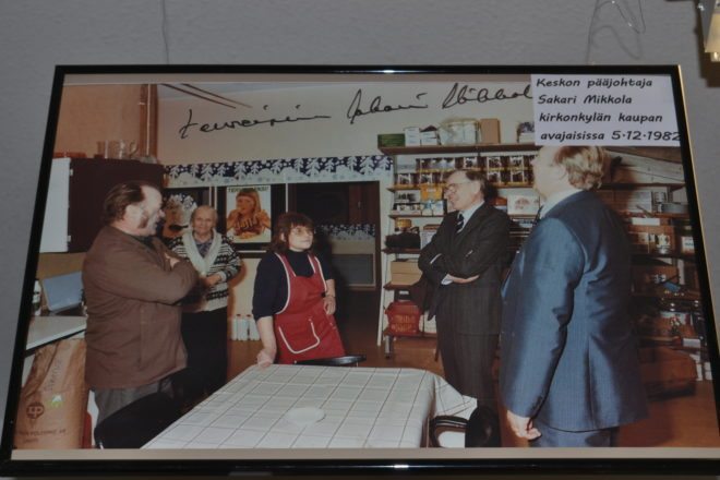 Johtoporrasta vieraana kirkonkylän kaupan avajaisissa vuonna 1982.