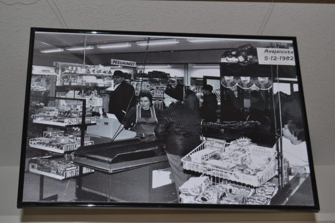 Avajaispäivän kaupantekoa kirkonkylässä vuonna 1982. Tuleva kauppias Teijo Sinervö kuvan alakulmassa.